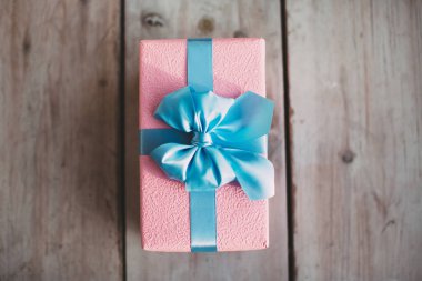 El yapımı hediye kutusu ahşap eski masa.