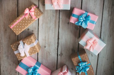 Hediye kutuları ile kopya alanı ile yay. Tatil arka plan üstten görünüm.