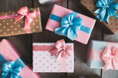Pek çok hediye kutuları. El yapımı hediyeler. Tatil arka plan.