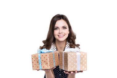 Beyaz arka plan üzerinde izole iki hediye kutuları olan güzel kadın.