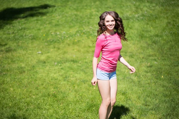 Uma Bela Mulher Saltar Parque Exercício Livre — Fotografia de Stock