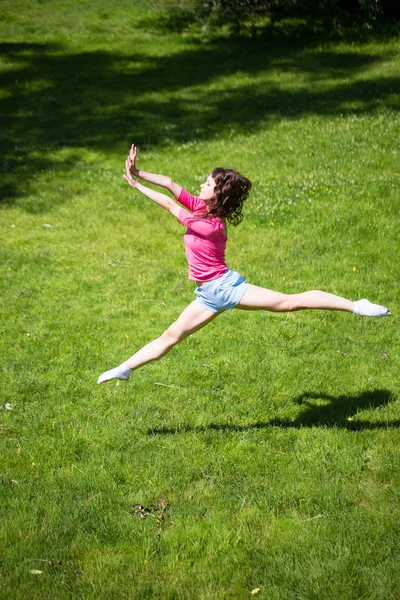 Ung Attraktiv Kvinna Hoppa Mot Grön Sommar Park Träning Utomhus — Stockfoto