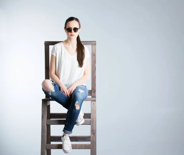 Portræt Attraktiv Ung Kvinde Siddende Hvid Skjorte Jeans - Stock-foto
