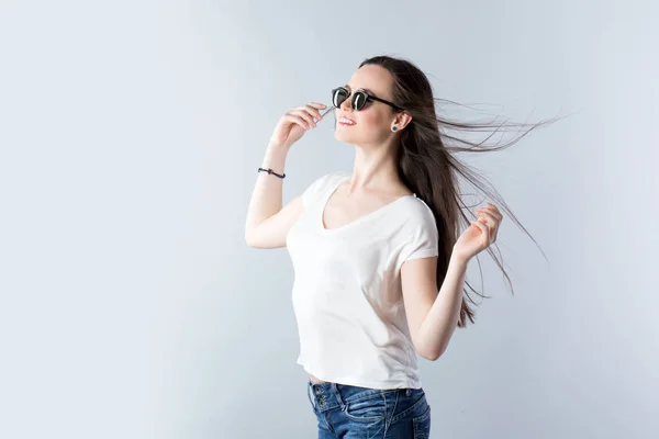 Retrato Moda Cabello Femenino Moderno Viento Camisa Blanca Jeans — Foto de Stock