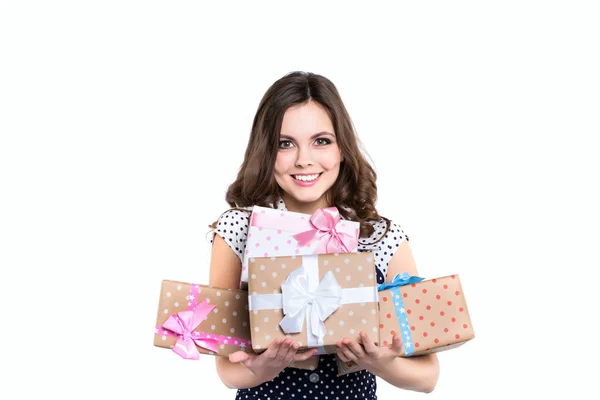 Hermosa Mujer Morena Con Cajas Regalo Aisladas Sobre Fondo Blanco — Foto de Stock