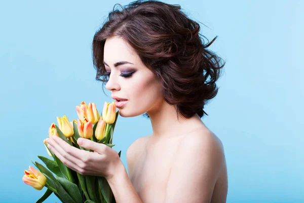 Mujer Linda Con Tulipanes Ramo Belleza Moda —  Fotos de Stock