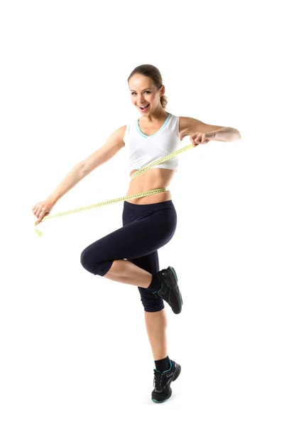 穿着运动服的微笑的女人测量她的腰围测量磁带 隔离在白色的背景 饮食和减肥 — 图库照片