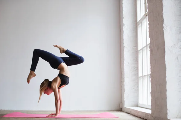 Sportieve Yogi Meisje Praktijken Yoga Asana Scorpion Vormen Vrischikasana Onderarm — Stockfoto