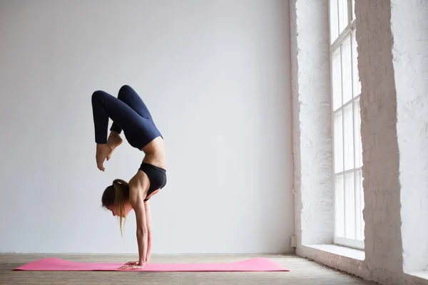 Beautiful Sporty Yogi Girl Practices Yoga Asana — Stock Photo, Image