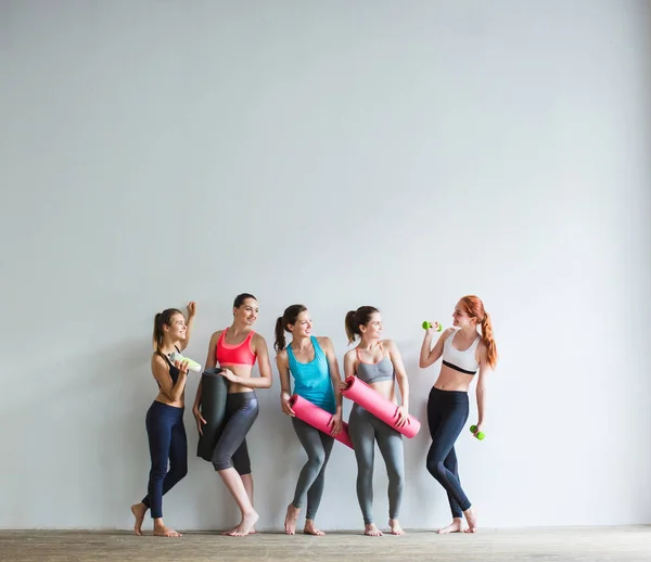 Gülümseyen Kadın Fitness Salonunda Fitness Spor Eğitim Yaşam Tarzı Kavramı — Stok fotoğraf