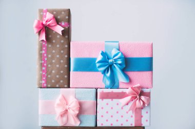 Renkli hediye kutuları topluluğu. Bir tatil kavramı.