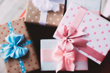 Pek çok hediye kutuları üstten görünüm.