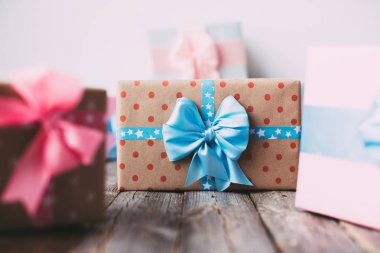 Hediye kutuları el yapımı. Kraft kağıt hediye.