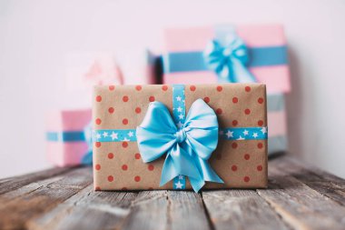 Hediye kutuları el yapımı. Kraft kağıt hediye.