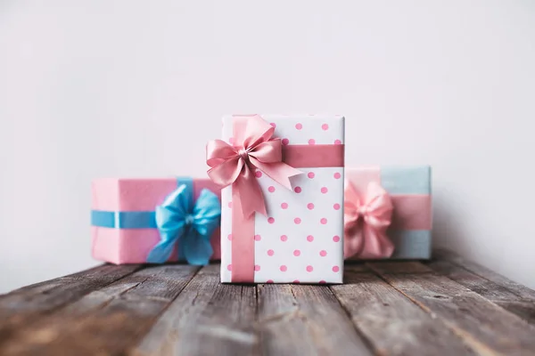 Elegante Caja Regalo Hecha Mano Con Lazo Rosa Sobre Fondo — Foto de Stock