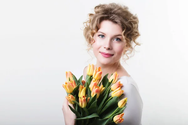 Mulher Segurando Flores Tulipas Beleza Moda — Fotografia de Stock