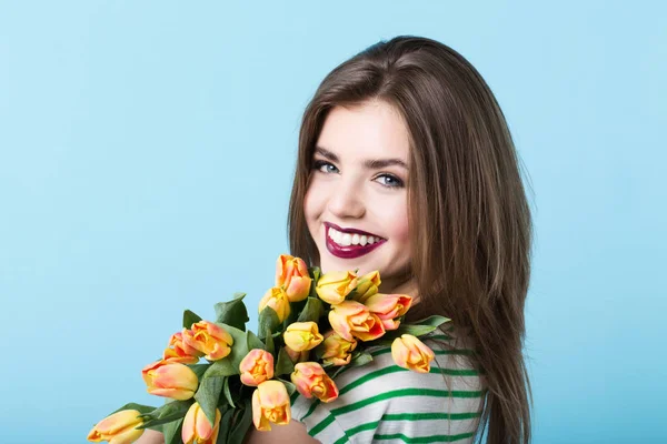 Portrait Une Belle Fille Avec Bouquet Tulipes Beauté Mode — Photo