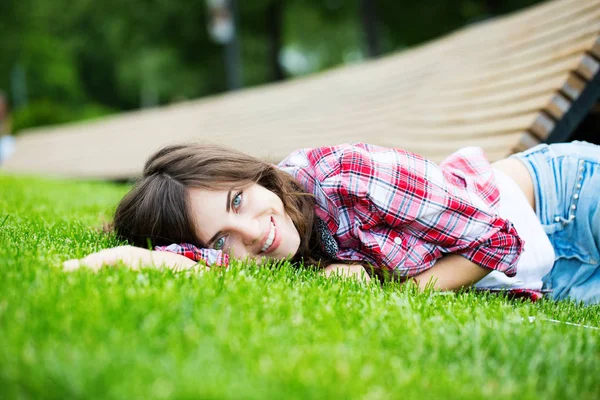 Beautiful Smiling Woman Lying Green Grass Dreaming — Stock Photo, Image