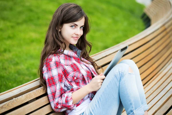 Smiling Girl Tablet Sitting Park Bench Online Communications — Stock Photo, Image