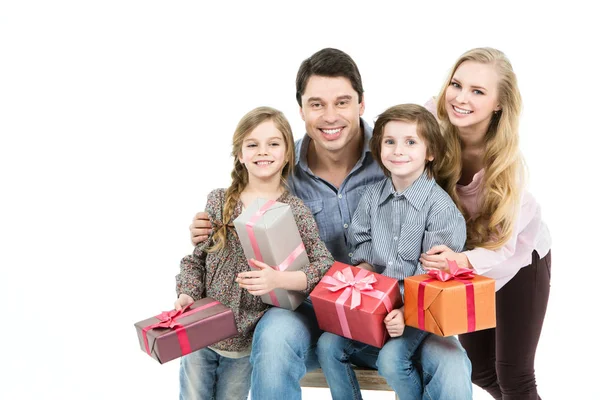 Familia Feliz Con Caja Regalo Aislada Sobre Fondo Blanco — Foto de Stock