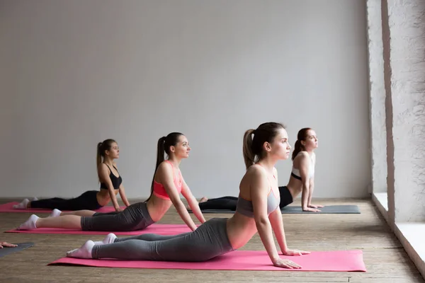 Femmes Mignonnes Pratiquant Pose Cobra Pendant Leur Cours Yoga Dans — Photo