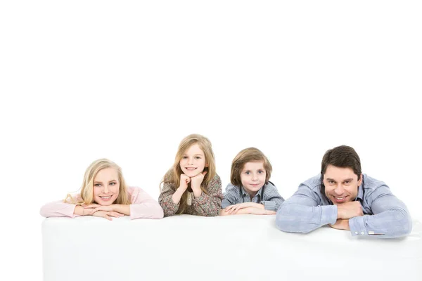 Prachtige Familie Het Bed Lachen Genoten Geïsoleerd Witte Achtergrond — Stockfoto