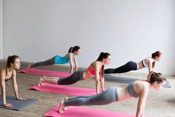 Grupo Mujeres Piso Gimnasio Deportivo Haciendo Flexiones Club Fitness —  Fotos de Stock