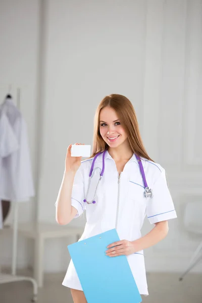医師ビジネス カード署名 コピーのテキストやデザインのための領域と空白を表示します 女性医療専門家 — ストック写真