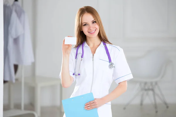 Médico Sonriente Mostrando Signo Tarjeta Visita Blanco Con Espacio Copia — Foto de Stock