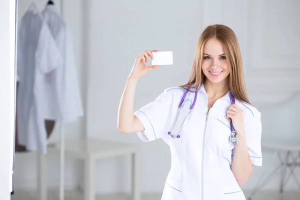 Female Doctor Holding Empty Card Woman Medical Professional — Stock Photo, Image
