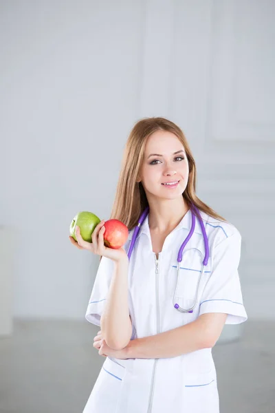 Femme Médecin Est Nutritionniste Avec Des Pommes Regardant Caméra — Photo