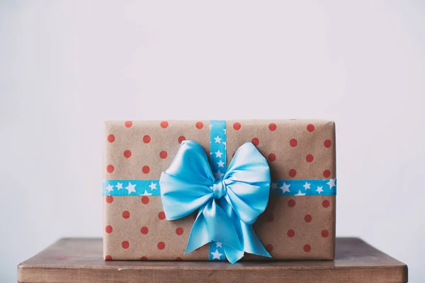 Caja Regalo Papel Kraft Con Lunares Cinta Azul Sobre Una — Foto de Stock