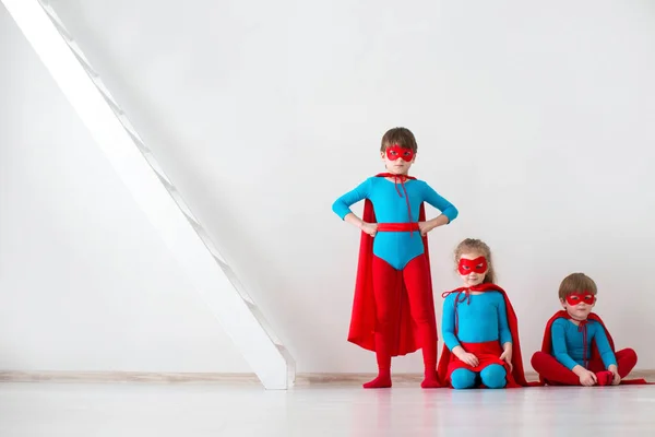 Niños Superhéroes Sobre Fondo Blanco Casa —  Fotos de Stock