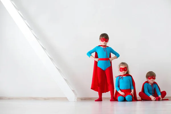 Niños Superhéroes Sobre Fondo Blanco Casa — Foto de Stock