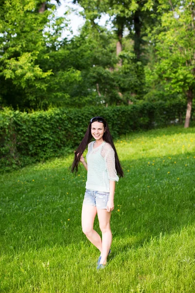 Genç Güzel Gülümseyen Kız Parkta Kız Öğrenci Portre Tam Uzunlukta — Stok fotoğraf