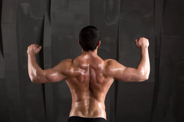 Espalda Hombre Musculoso Sobre Fondo Oscuro Culturista —  Fotos de Stock