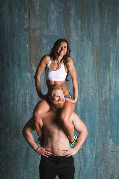 Atletik Çift Bir Erkek Bir Kadın Tutuyor — Stok fotoğraf