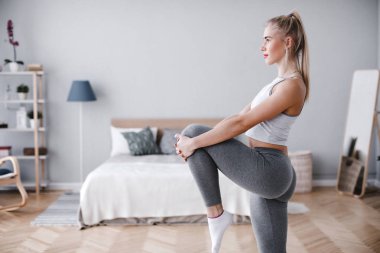 Evde spor yapan genç bir bayan..