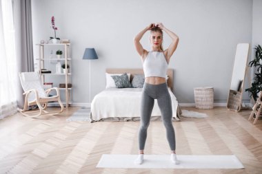 Evde eğitim. Güzel atletik kadın odasında yapıyor.