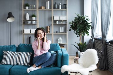 Genç güzel kadın evde Evet.