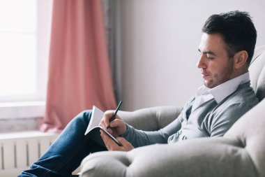 Psikolog adam. Kayıt fikirleri not defteri defterine.