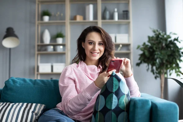 Joven hermosa mujer usando el teléfono inteligente en casa . —  Fotos de Stock