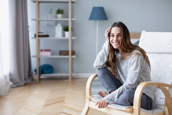 Inicio estilo de vida mujer relajante en silla acogedora en la sala de estar . — Foto de Stock