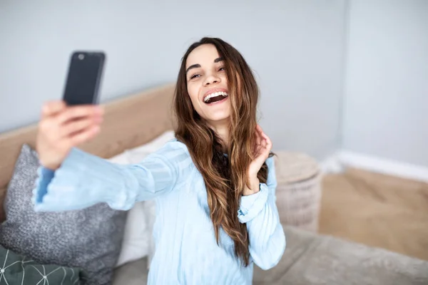 Hermosa mujer en casa hacer selfie en el teléfono celular . —  Fotos de Stock