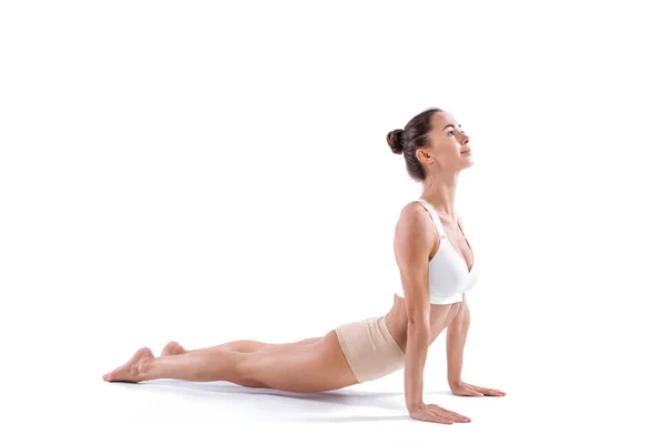 Eautiful meisje praktijk cobra asana geïsoleerd op wit. — Stockfoto