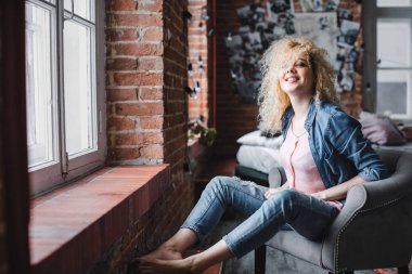 Güzel gülümseyen sarışın kadın ev.