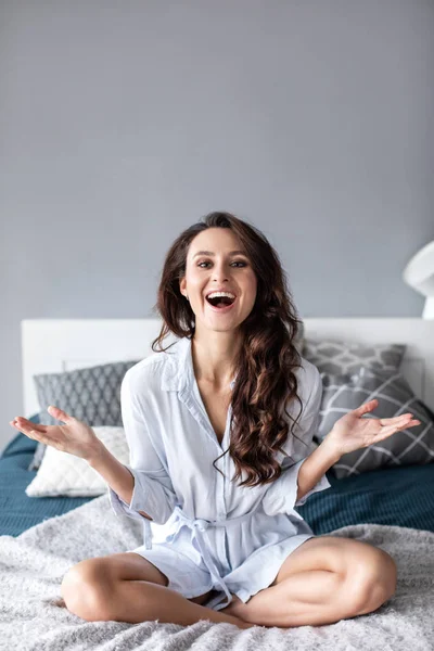 Mulher positiva em uma cama . — Fotografia de Stock