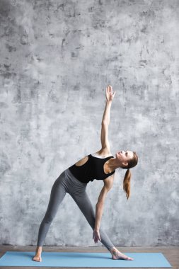 Tam uzunlukta yoga egzersiz kapalı yaparak genç güzel kadın portresi. 