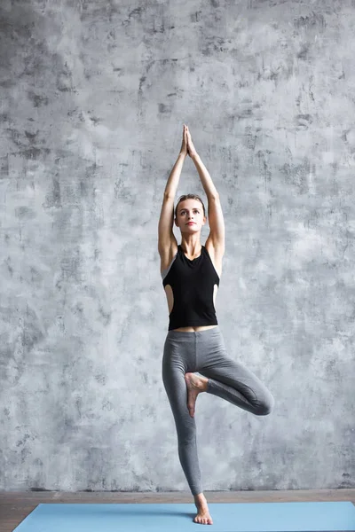 Yoga vrouw boom pose. — Stockfoto
