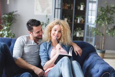 Genç aile bir gezi planlıyoruz.